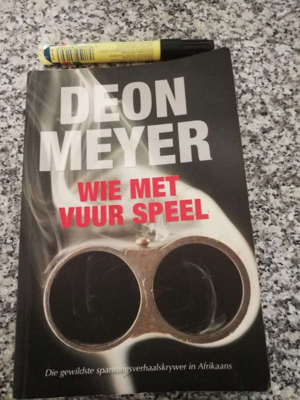 DEON MEYER WIE MET VUUR SPEEL