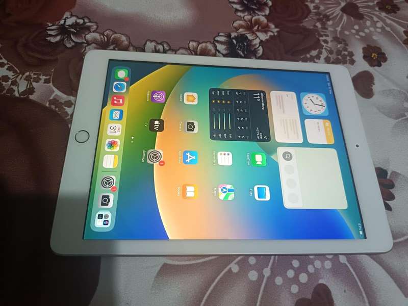 IPad 5th gen 32GB wifi clean condition