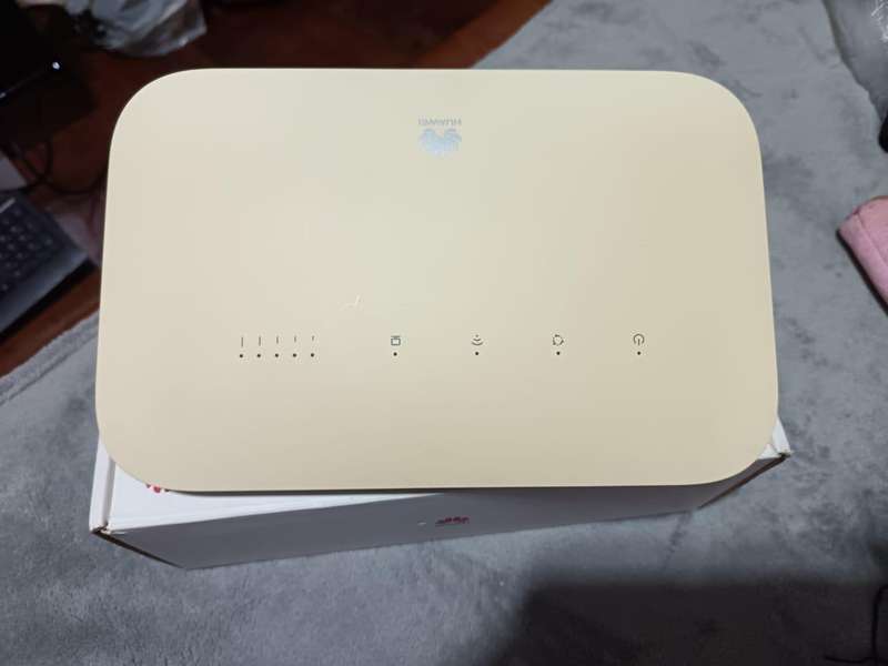 HUAWEI 4G Router 2 Pro B612-233 CAT7 300 Mbps.  (It take a SIM CARD)