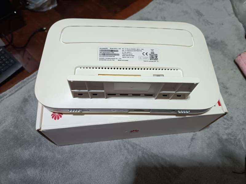 HUAWEI 4G Router 2 Pro B612-233 CAT7 300 Mbps.  (It take a SIM CARD)