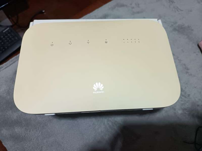HUAWEI 4G Router 2 Pro B612-233 CAT7 300 Mbps.  (It take a SIM CARD)
