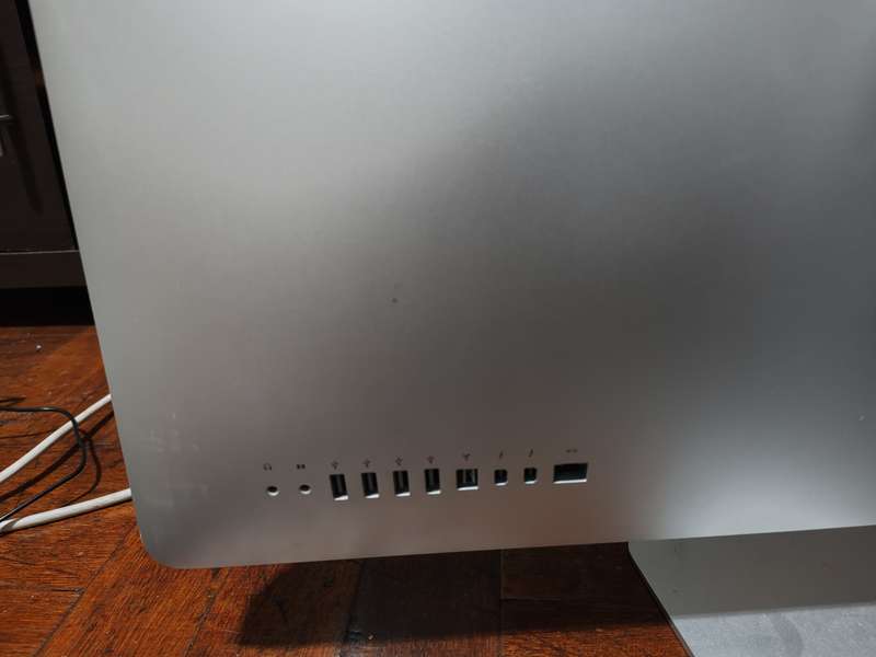 iMac mid 2009  in good condition 27 inch, 2000GB HD, 4GB RAM