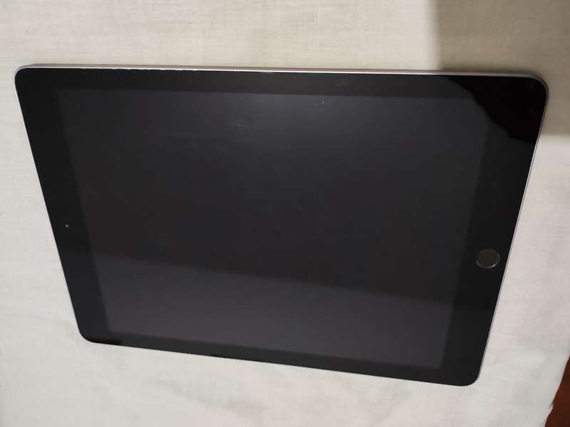 IPad 6th gen 32gb 4G and wifi clean condition