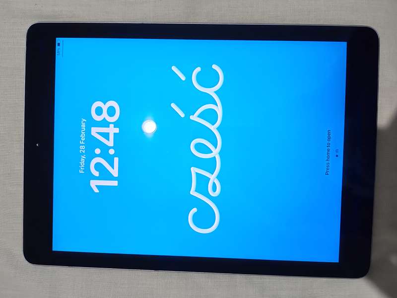 IPad 6th gen 32gb 4G and wifi clean condition