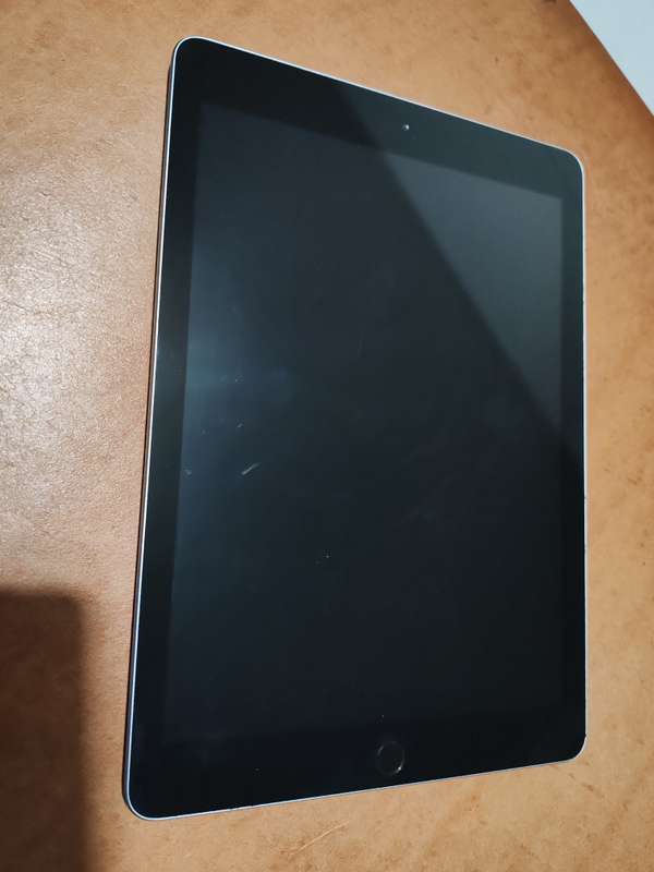 IPad 6th gen 32gb 4G and wifi clean condition