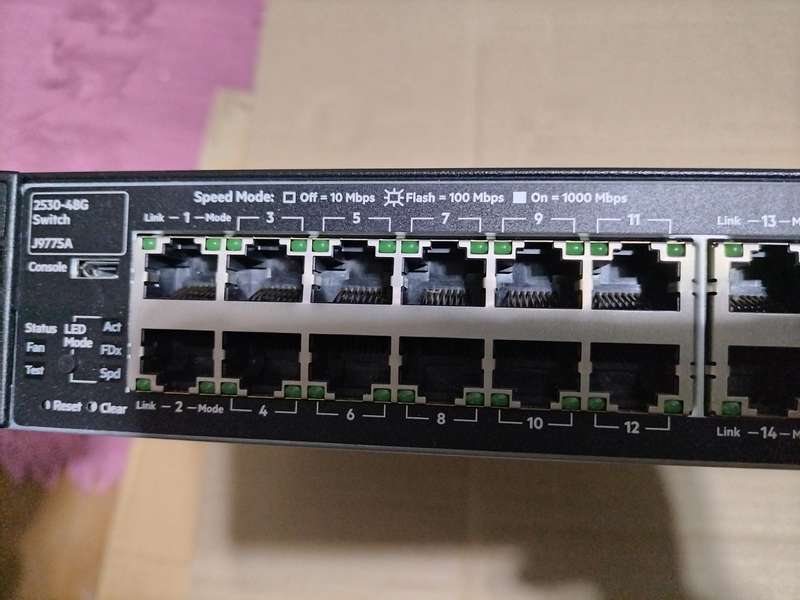 HP Aruba 2530 J9775A  - network switch