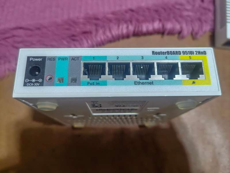 MikroTik  routerboard RB951Ui-2HnD network switch