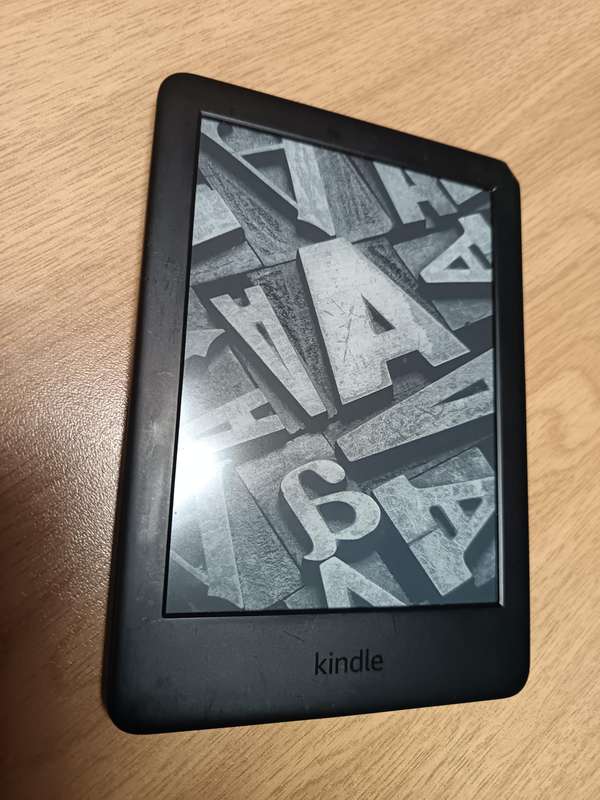 Amazon Kindle e-reader Wi-Fi 8GB 10th Gen - Model G090VB