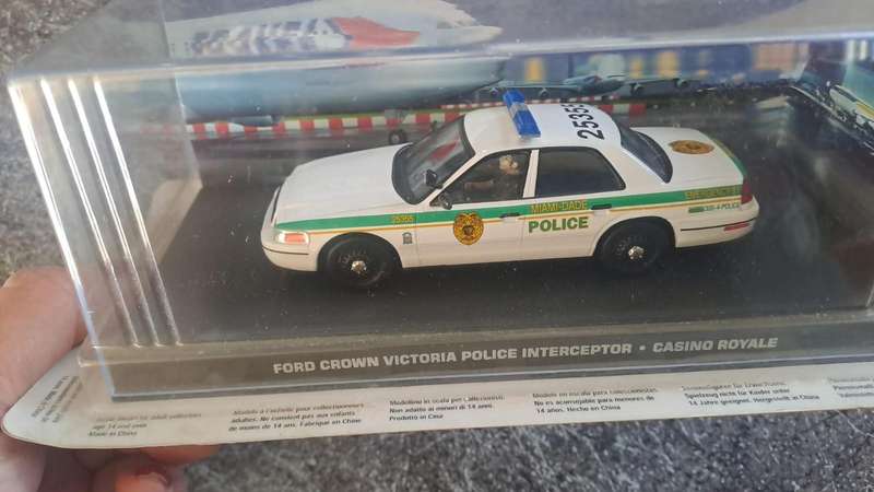 Ford Crown Victoria Policy Interceptor James Bond Movie Car Casino Royale 1:43