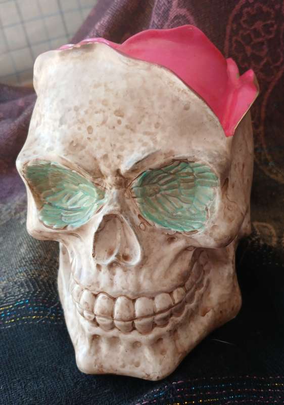 Hand-Cast Skull Planter with Rose  22cm Gothic Flowerpot for Home & Garden