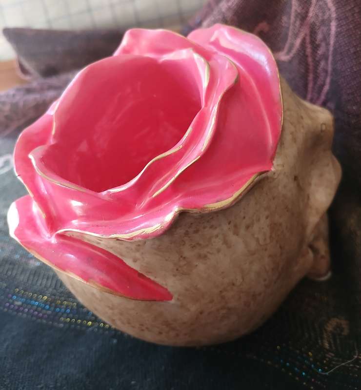 Hand-Cast Skull Planter with Rose  22cm Gothic Flowerpot for Home & Garden