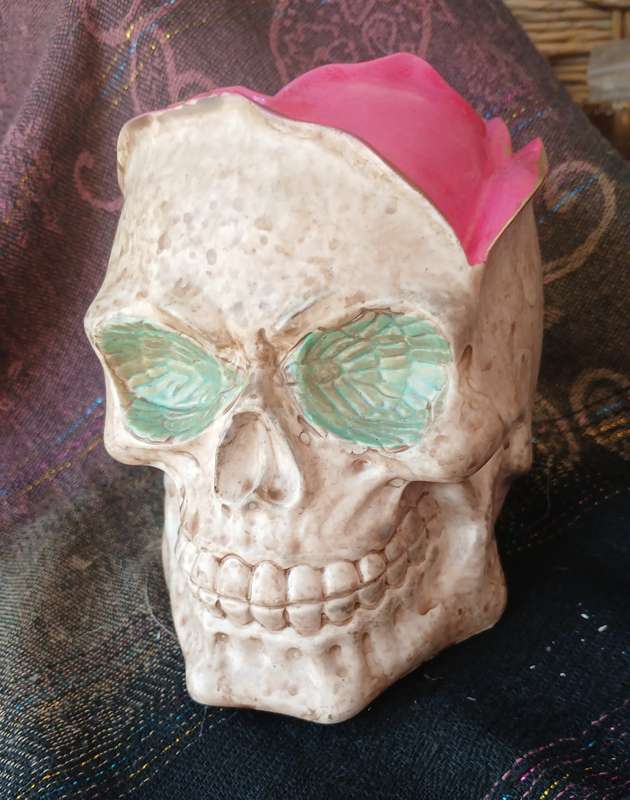 Hand-Cast Skull Planter with Rose  22cm Gothic Flowerpot for Home & Garden