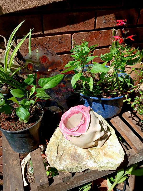 Hand-Cast Skull Planter with Rose  22cm Gothic Flowerpot for Home & Garden