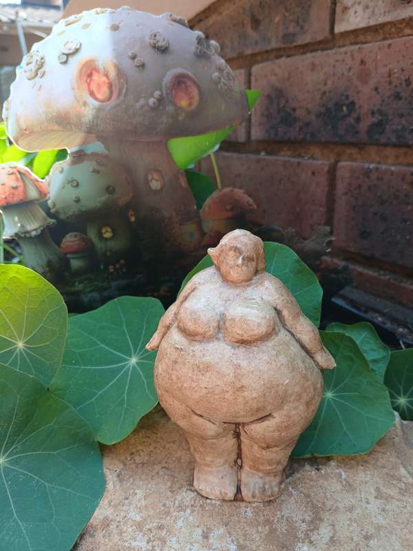 Hand-Cast Voluptuous Lady Statue  11cm Concrete Garden & Indoor Decor