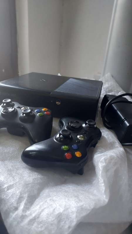 XBOX 360 + 2 CONTROLLERS + 7 GAMES- GOOD CONDITION
