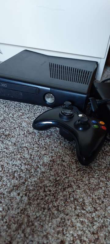 XBOX 360 + 1 CONTROLLER + 10 GAMES - GOOD CONDITION
