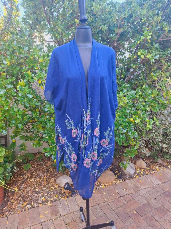 Sheer kimono with floral embroidery