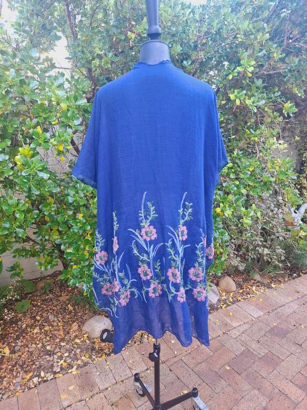 Sheer kimono with floral embroidery