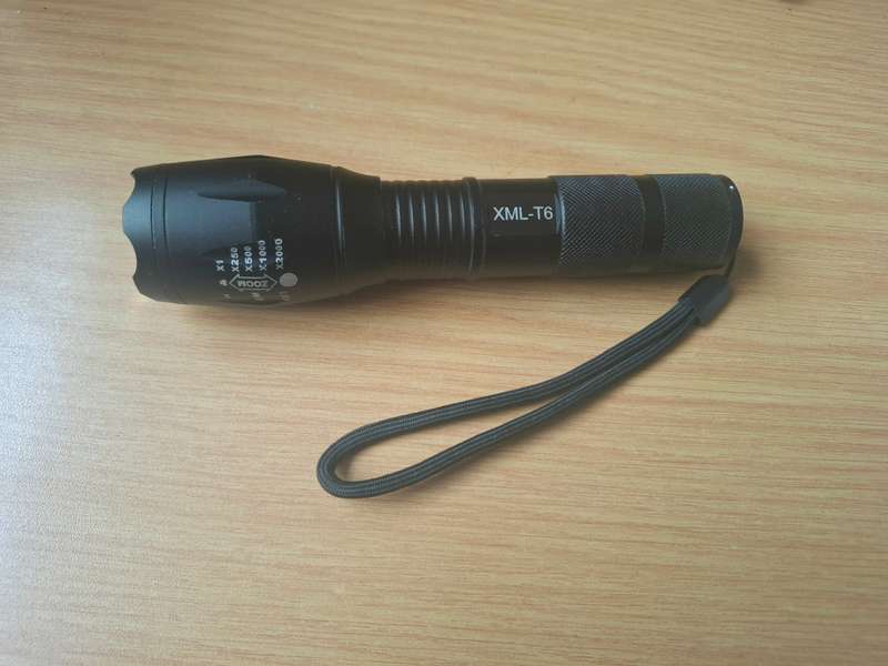LED flashlight (batteries)