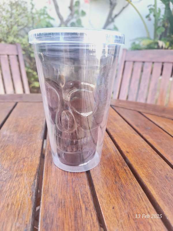 Skull drink glass with twist lid and 2 x straws