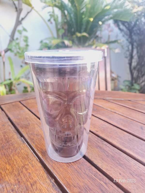 Skull drink glass with twist lid and 2 x straws