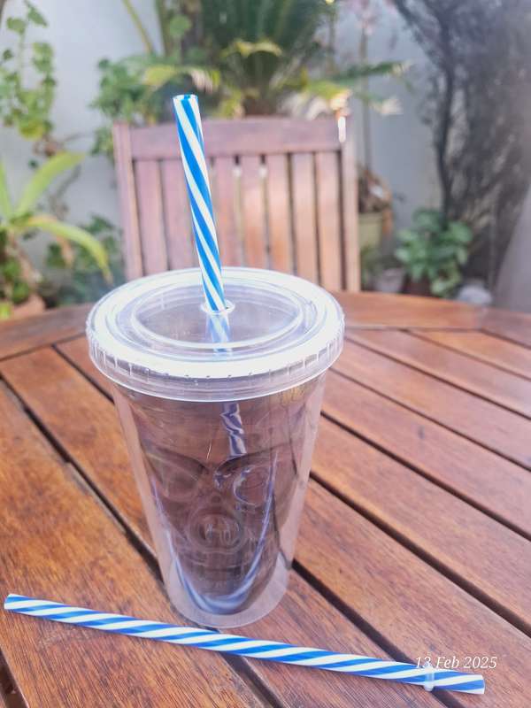 Skull drink glass with twist lid and 2 x straws