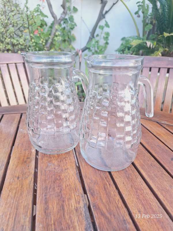 2 x 2LT Glass pitchers