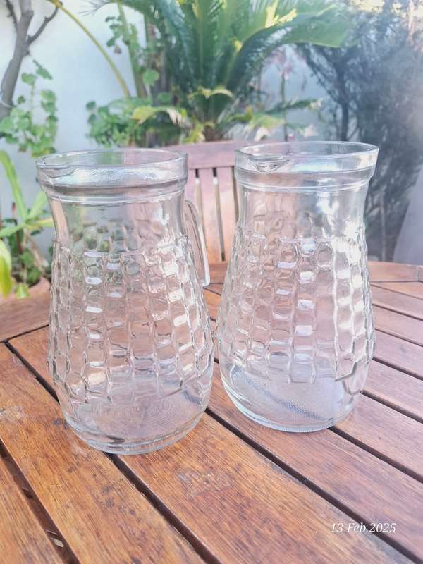 2 x 2LT Glass pitchers