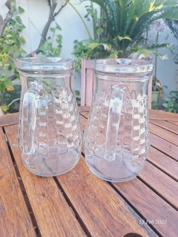 2 x 2LT Glass pitchers