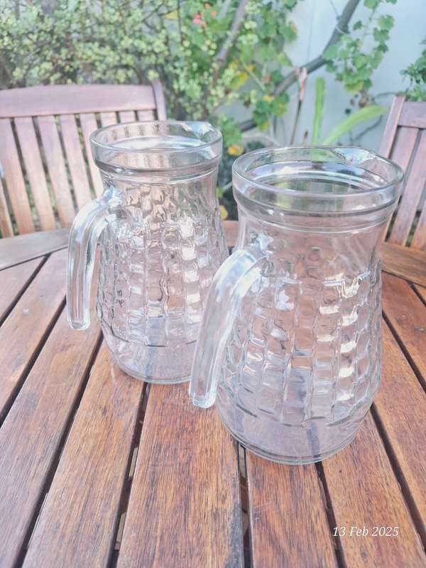 2 x 2LT Glass pitchers