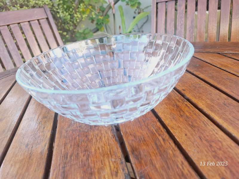 Glass decorative bowl
