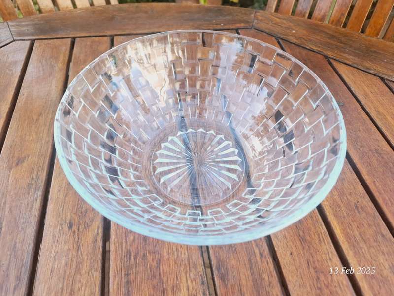 Glass decorative bowl