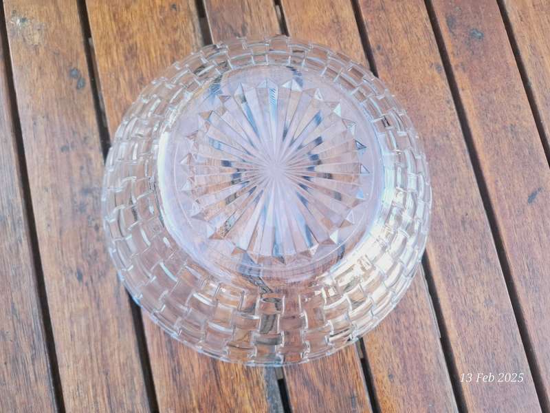 Glass decorative bowl