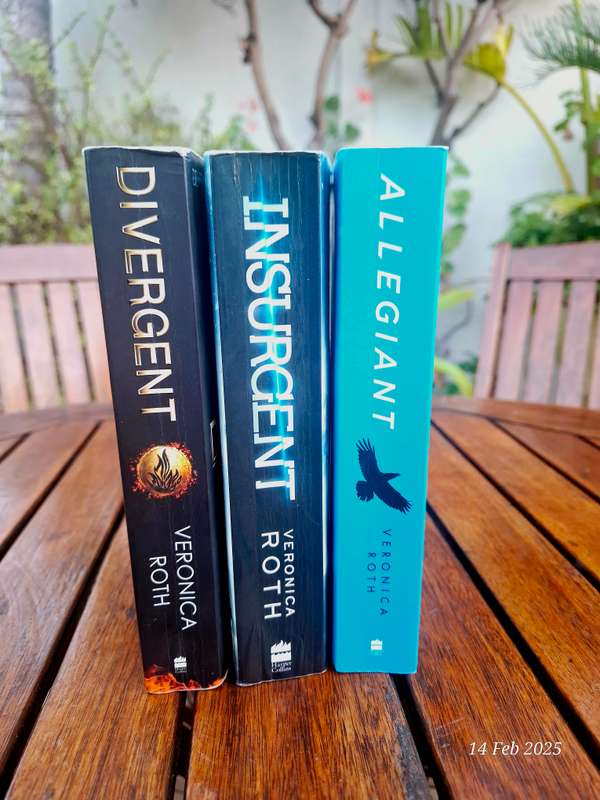 Divergent / Insurgent / Allegiant book set by Veronica Roth