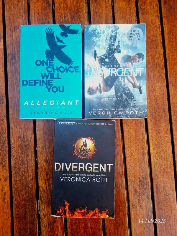 Divergent / Insurgent / Allegiant book set by Veronica Roth