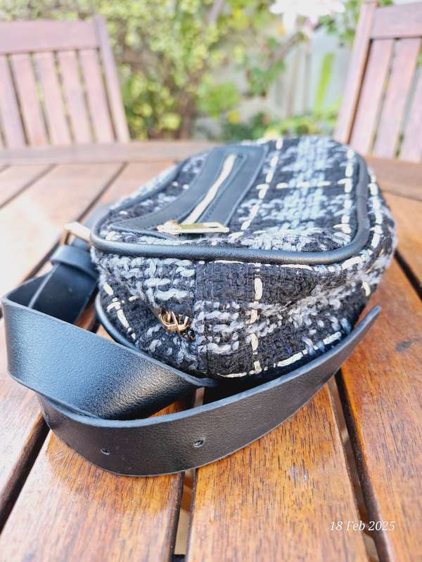 Tweed pouch / moonbag