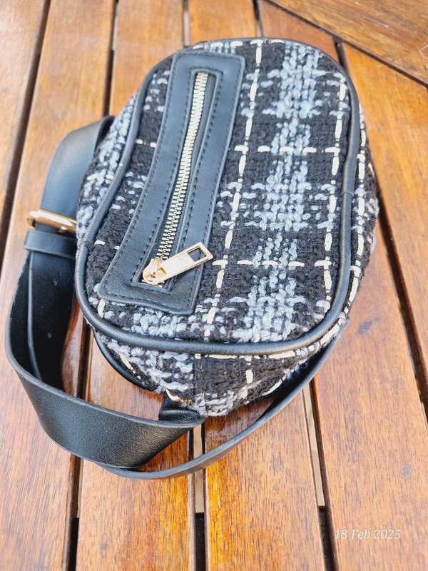 Tweed pouch / moonbag