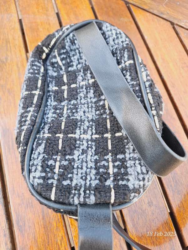Tweed pouch / moonbag