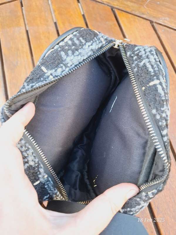 Tweed pouch / moonbag