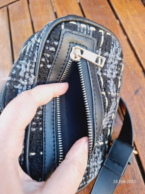 Tweed pouch / moonbag
