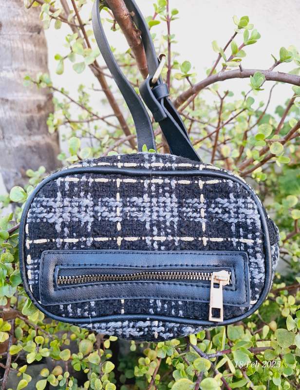 Tweed pouch / moonbag