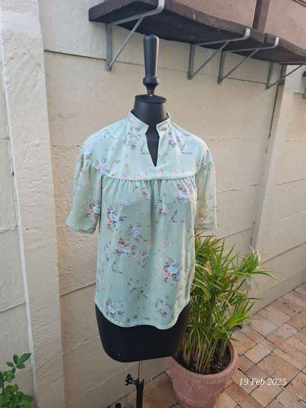 Vintage floral mint green top - L
