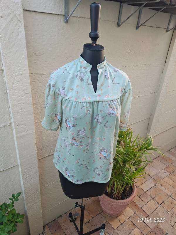 Vintage floral mint green top - L