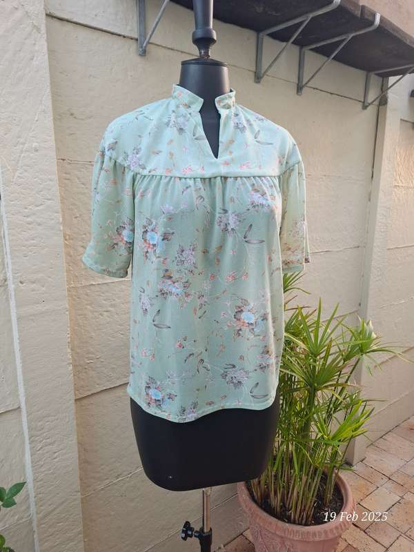 Vintage floral mint green top - L