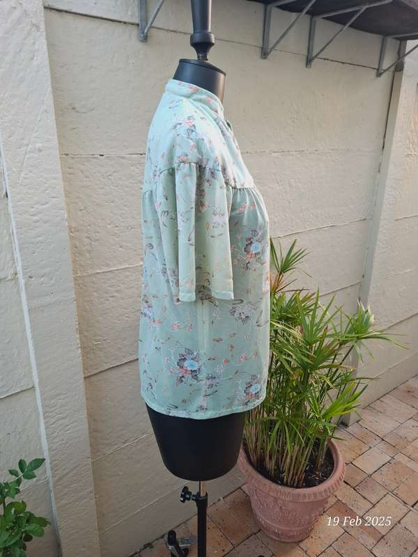 Vintage floral mint green top - L