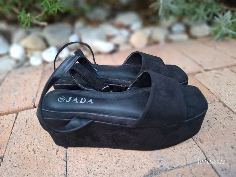 JADA black velvet platforms with ankle straps - Size 5