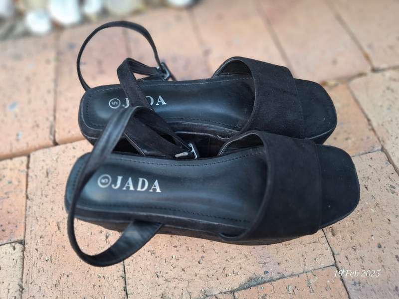 JADA black velvet platforms with ankle straps - Size 5