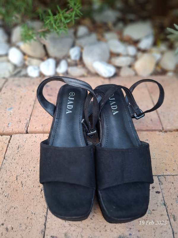 JADA black velvet platforms with ankle straps - Size 5