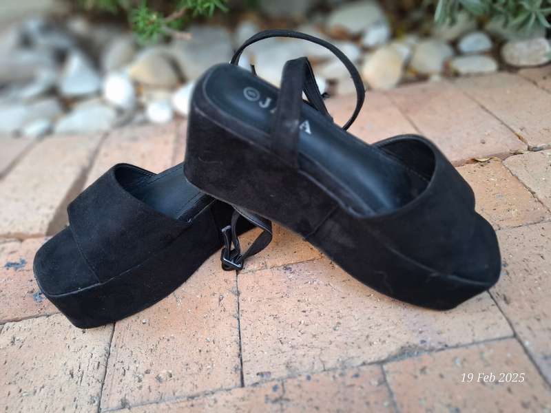 JADA black velvet platforms with ankle straps - Size 5