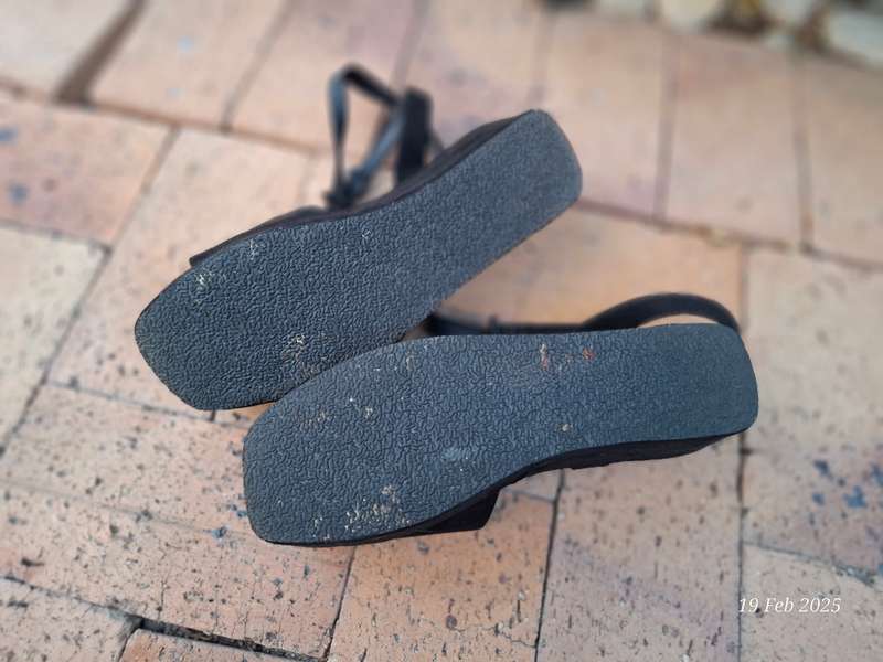 JADA black velvet platforms with ankle straps - Size 5